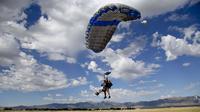 Quittée par son petit ami, Emma Vowell a trouvé un autre téméraire pour sauter avec elle en parachute. 
