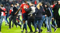 Des supporters de Lille ont envahi la pelouse du stade Pierre-Mauroy, samedi dernier, pour s'en prendre à leurs joueurs.