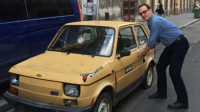 Trop content de son nouveau cadeau, Tom Hanks pose avec toutes les Fiat 126 Polski.
