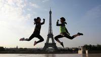 Deux touristes asiatiques sautaient au-dessus de l'Esplanade du Trocadéro, en juin dernier. Un lieu apprécié des touristes pour prendre en photo la Tour Eiffel.