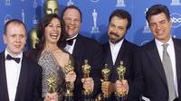 Harvey Weinstein et son équipe reçoivent un oscar pour shakespeare in love en 1999. Un film significatif dans sa carrière de producteur. 