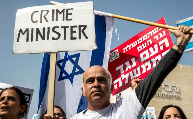 Des Israéliens protestent contre le Premier ministre Benjamin Netanyahu à Tel-Aviv après une recommandation de la police de l'inculper dans des affaires de corruption, le 16 février 2018  [JACK GUEZ / AFP]