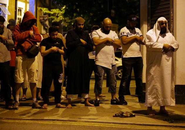 Des musulmans se recueillent le 19 juin 2017 après l'attaque près de la mosquée de  Finsbury Park à Londres [Daniel LEAL-OLIVAS / AFP/Archives]