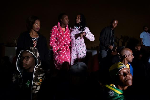 Des sympathisants de l'ANC réunis devant la maison de Winnie Mandela, le 2 avril 2018 à Soweto [MARCO LONGARI / AFP]