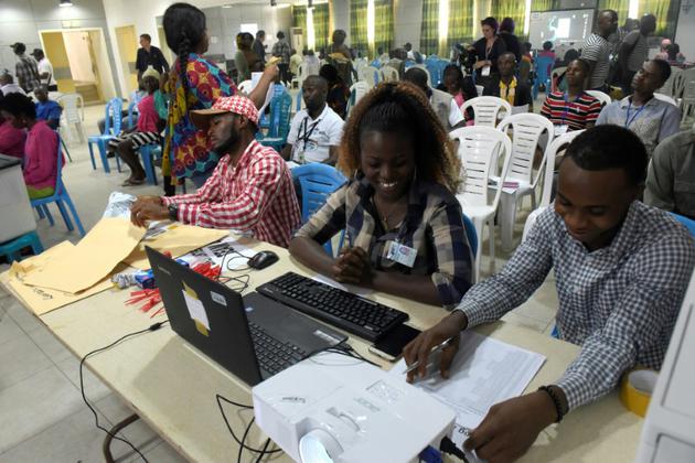 Décomptes des bulletins de vote à l'issue du 2e tour de la présidentielle, le 27 décembre 2017 à Monrovia, au Liberia [SEYLLOU / AFP]