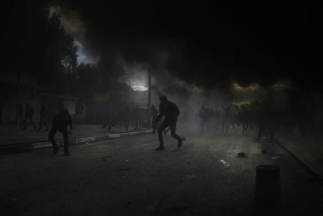 De la fumée de pneus brûlés à Ramallah, sur les Territoires palestiniens, le 7 décembre 2017 [ABBAS MOMANI / AFP]