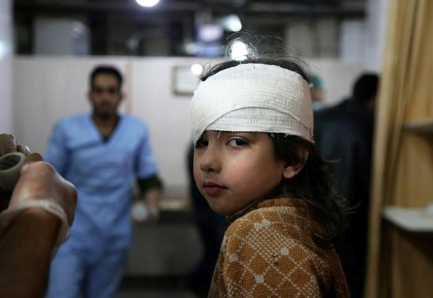Une fille syrienne blessée reçoit des soins dans un hôpital de fortune dans la localité de Kafr Batna dans le fief rebelle de la Ghouta orientale près de Damas, après un raid du régime, le 21 février 2018 [Ammar SULEIMAN / AFP]