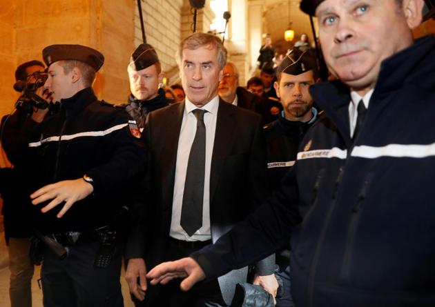 L'ex-ministre du Budget Jérôme Cahuzac (C) est escorté à sa sortie du tribunal le 8 décembre 2016 à Paris [Thomas SAMSON / AFP/Archives]