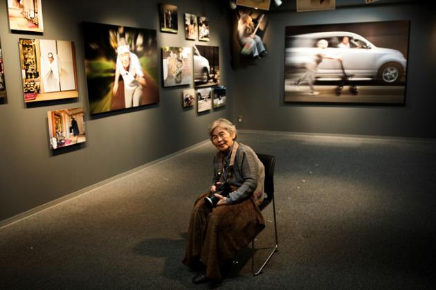 La Japonaise Kimiko Nishimoto devant ses photos exposées dans une galerie, le 14 décembre 2017 à Tokyo [Behrouz MEHRI / AFP]
