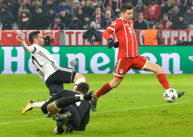 L'attaquant vedette du Bayern Robert Lewandowski (d) buteur face au Besiktas Istanbul en Ligue des champions, le 20 février 2018 à Munich [THOMAS KIENZLE / AFP/Archives]