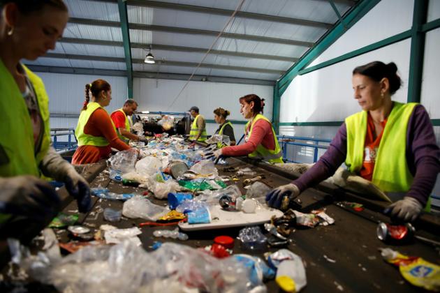 Tri des déchets dans une entreprise de recyclage à Geri, près de Nicosie, la capitale chypriote, le 5 octobre 2017 [Florian CHOBLET / AFP]