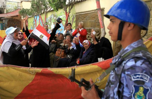 Des Egyptiennes rassemblées devant un bureau de vote d'Alexandrie, dans le nord de l'Egypte, au premier jour de l'élection présidentielle, le 26 mars 2018 [STRINGER / AFP]