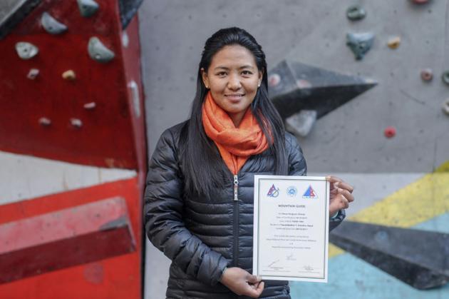 La jeune Sherpa Dawa Yangzum montre son diplôme de guide de haute montagne, lors d'une interview avec l'AFP à Katmandou, le 4 janvier 2018 au Népal [Bikash KARKI / AFP]