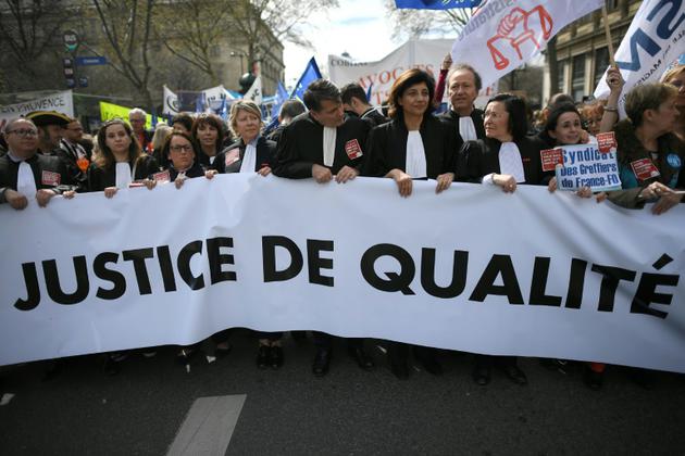 Banderole de tête à la manifestation parisienne contrte le projet de réforme de la justice, mercredi 11 avril 2018 à Paris [Lionel BONAVENTURE / AFP]