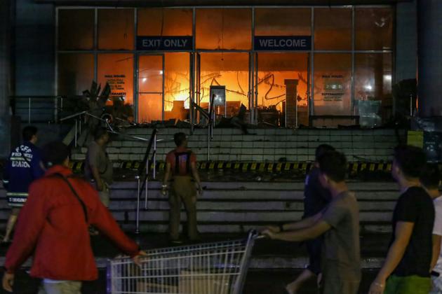 Incendie meurtrier dans un centre commercial à Davao, aux Philippines, le 23 décembre 2017 [MANMAN DEJETO / AFP]