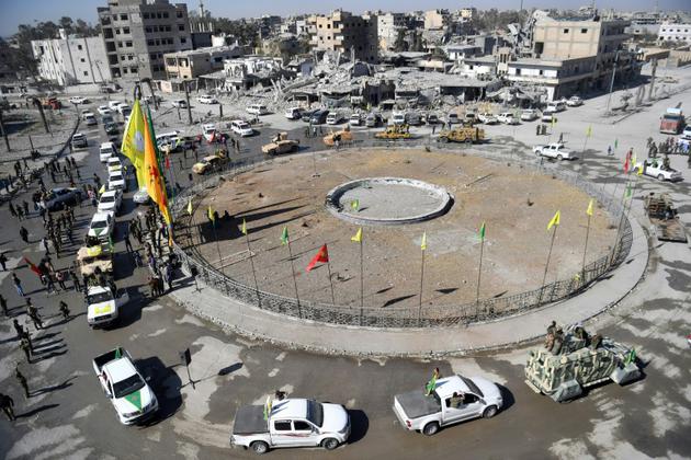 Des combattantes des Forces démocratiques syriennes se rassemblent sur le rond-point al-Naïm à Raqa, le 19 octobre 2017 [BULENT KILIC / AFP]