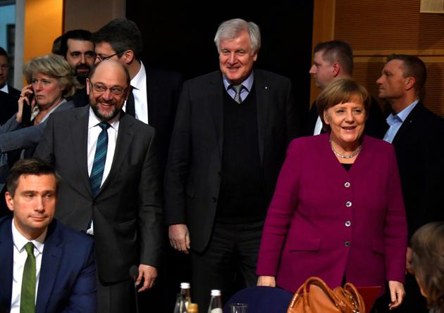 La chancelière allemande Angela Merkel (Centre D), le leader du (SPD) Martin Schulz (Centre G) et le bavarois conservateur (CSU), Horst Seehofer, dans les quartiers généraux du (SPD) le 2 février 2018 à Berlin [John MACDOUGALL / AFP]