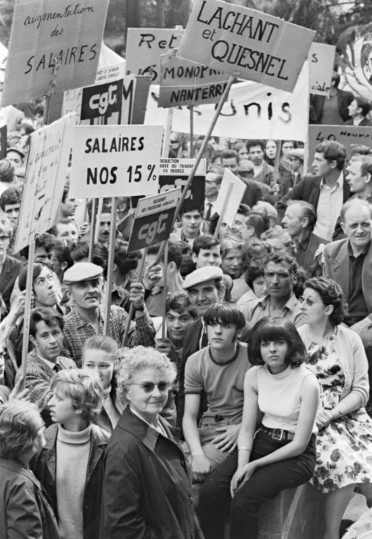 Des ouvriers et ouvrières grévistes réclament des augmentations de salaire lors d'une manifestation le 24 mai 1968 à Paris [ / AFP/Archives]