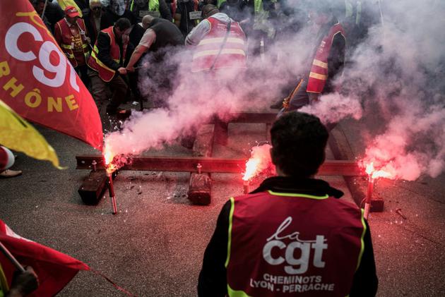 Des cheminots installent des rails devant le siège du Medef à Lyon lors d'une grève pour protester contre les réformes du gouvernement, le 1er juin 2016 [JEFF PACHOUD / AFP/Archives]