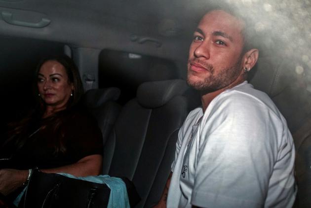 La star du football Neymar (D) et sa mère Nadine Goncalves Da Silva à leur arrivée à Belo Horizonte, au Brésil, le 2 mars 2018, où l'attaquant a été opéré du pied droit [NELSON ALMEIDA / AFP]