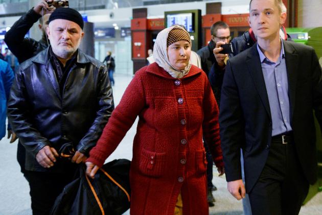 Les parents d'Akbarjon Djalilov (à gauche et au centre), le 5 avril 2017 à l'aéroport de Saint-Pétersbourg [Olga MALTSEVA / AFP]