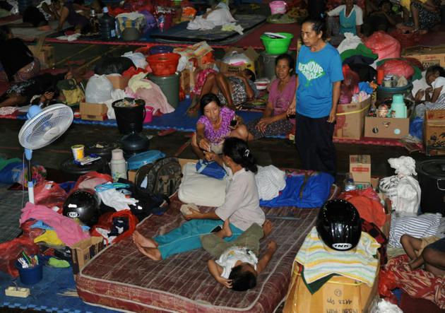 Des habitants évacués autour du volcan Agung dorment dans un centre d'accueil à Bali, le 25 novembre 2017 [SONNY TUMBELAKA / AFP]