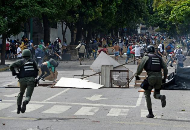 La police vénézuélienne charge sur des manifestants anti gouvernement, le 27 juillet 2017 à Caracas [Juan BARRETO / AFP]