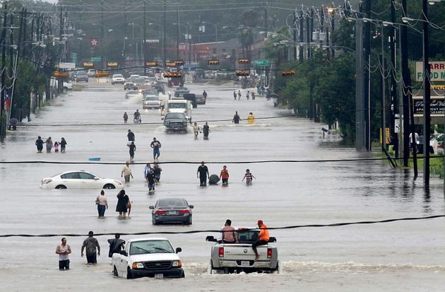 Des voitures piégées par les inondations à Houston le 27 août 2017 [Thomas B. Shea / AFP]