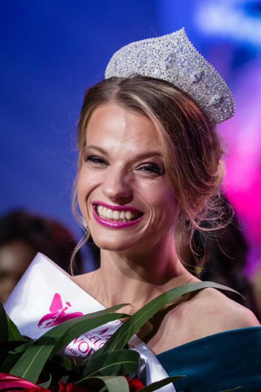 La Bélarusse Alexandra Chichikova couronnée Miss Monde en fauteuil roulant, le 7 octobre 2017 à Varsovie  [Wojtek Radwanski / AFP]
