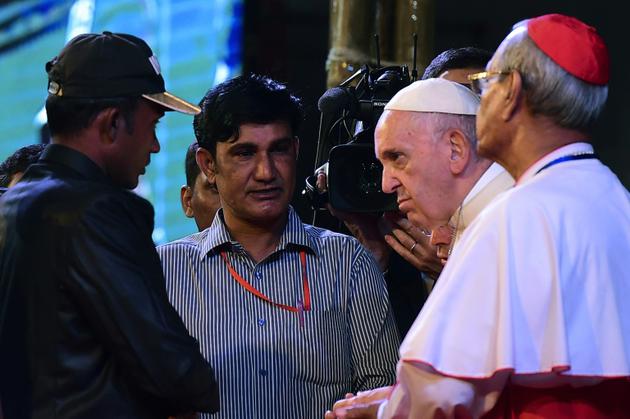 Le Pape François parle avec un réfugié rohingya le 1er décembre 2017 à Dacca, à l'occasion d'une rencontre interreligieuse [MUNIR UZ ZAMAN / AFP]
