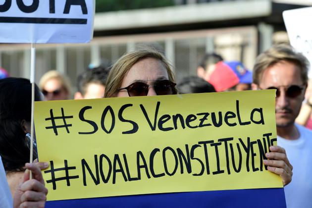 Une Vénézuelienne montre une affiche lors d'une manifestation contre le Président Nicolas Maduro le 30 juillet 2017 à Caracas [JAVIER SORIANO / AFP]