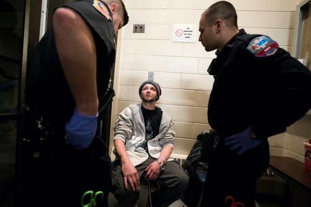 Cody, toxicomane de 31 ans, avec des pompiers du programme "Safe station" à Manchester (New Hampshire), le 28 mars 2018 [Don EMMERT / AFP]