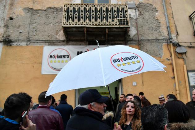 Des partisans du Mouvement 5 étoiles (M5S) attendent son dirigeant Luigi Di Maio pour célèbrer la victoire du mouvement aux élections législatives italiennes, le 6 mars 2018 à Pomigliano d'Arco [Alberto PIZZOLI / AFP]