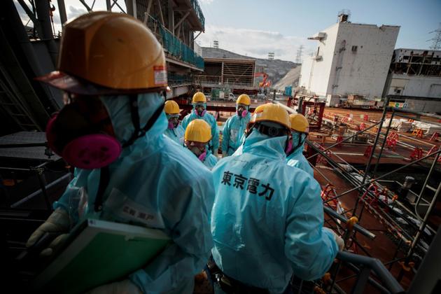 Des équipes de Tepco travaillent le 31 janvier  2018 sur le démantèlement des réacteurs nucléaires de la centrale de Fukushima, sept ans après l'accident [Behrouz MEHRI, Behrouz MEHRI / AFP]