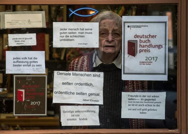 Helga Weyhe derrière la vitrine de sa librairie la plus ancienne d'Allemagne, à Salzewedel, le 10 janvier  2018 [John MACDOUGALL / AFP]