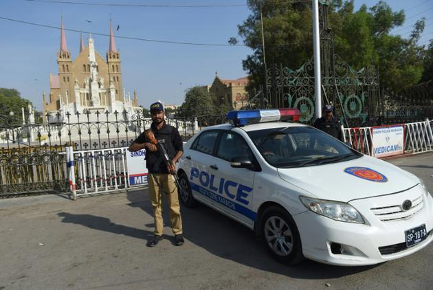 Un policier posté devant une église de Quetta (Pakistan), cible d'un attentat de l'EI le 17 décembre 2017 [BANARAS KHAN / AFP]