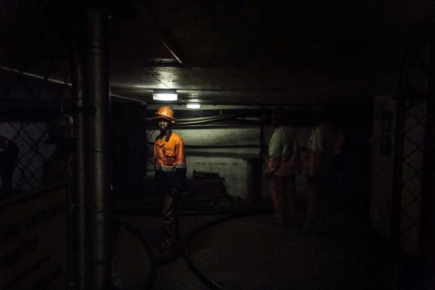 Un technicien dans un tunnel sous Johannesburg, le 8 septembre 2017 [TADEU ANDRE / AFP]