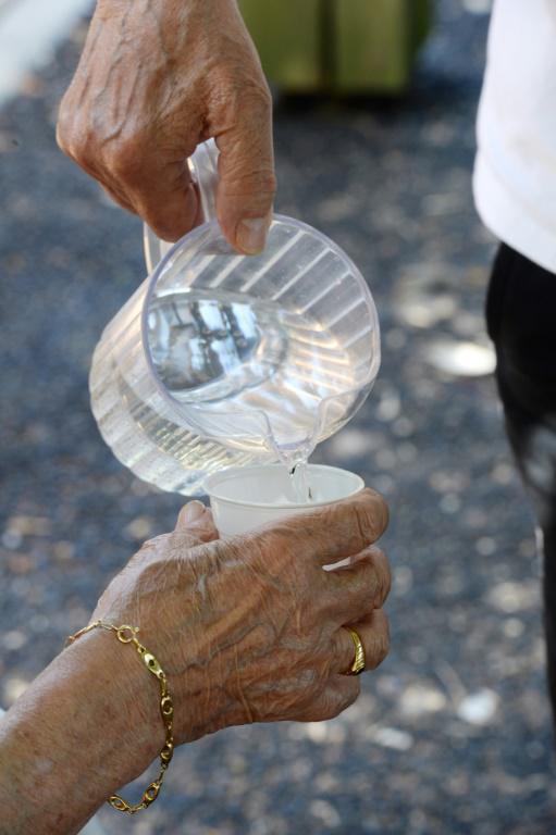 La solidarité s'organise pour offrir "un peu de fraîcheur" aux personnes âgées [MEHDI FEDOUACH / AFP/Archives]