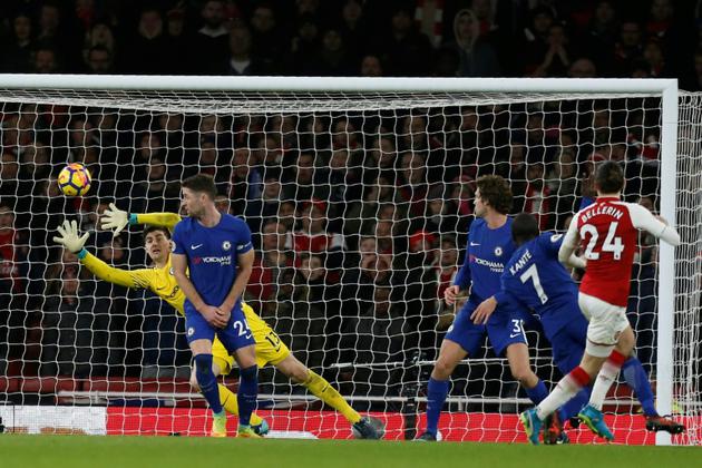 Le défenseur d'Arsenal Hector Bellerin marque contre Chelsea en 22e journée de Premier League le 3 janvier 2017 [Ian KINGTON / AFP]
