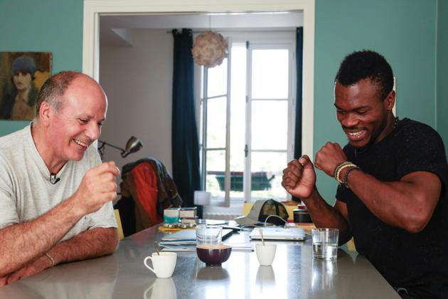 Le réfugié camerounais Emilien Atanga et Joel Elbaz à Parisle 18 juillet 2017 [GEOFFROY VAN DER HASSELT / AFP]