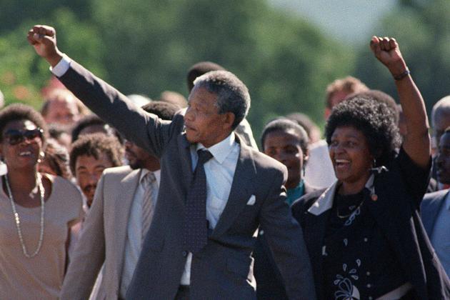 Nelson Mandela et sa femme Winnie brandissant leurs poings à la sortie de prison de Mandela, le 11 février 1990 [ALEXANDER JOE / FILES/AFP/Archives]