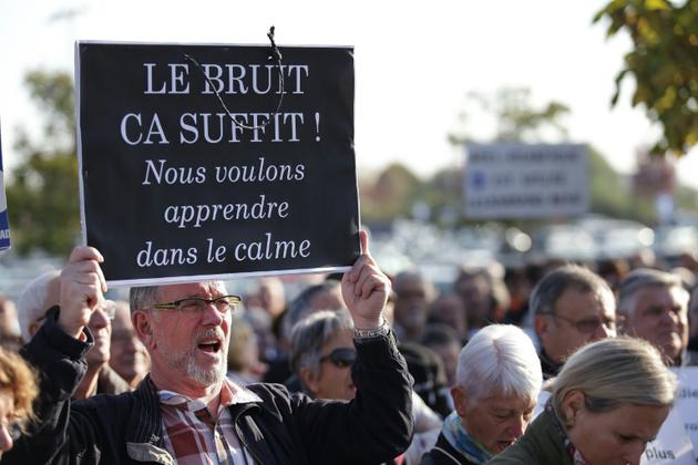 Des partisans du projet d'aéroport Notre-Dame des Landes manifestent le 13 octobre 2017 à Bouguenais devant l'aéroport de Nantes dont ils réclament le déplacement [Jean-Sebastien EVRARD / AFP]
