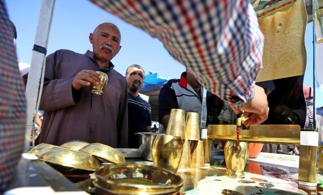 Un vendeur irakien vend des boissons dans un marché de l'est de Mossoul le 28 juillet 2017 [SAFIN HAMED / AFP]