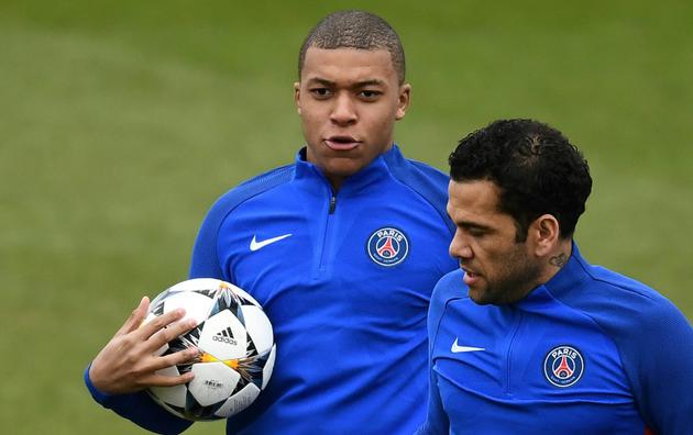 Kylian MBappe et Dany Alves, le 4 mars 2018 lors d'une séance d'entraînement à Saint-Germain-en-Laye [FRANCK FIFE / AFP]