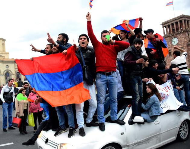 Des opposants arméniens manifestant à Erevan, le 20 avril 2018 [Vano SHLAMOV / AFP]