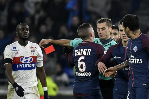 L'arbitre donne un carton rouge au défenseur brésilien Daniel Alves (D) lors du match face à Lyon le 21 janvier 2018 [JEFF PACHOUD / AFP]