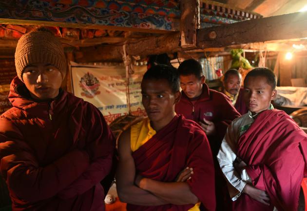Des moines bouddhistes, le 15 février 2018 à Sindhukot, au nord-est de Katmandou, au Népal [PRAKASH MATHEMA / AFP]
