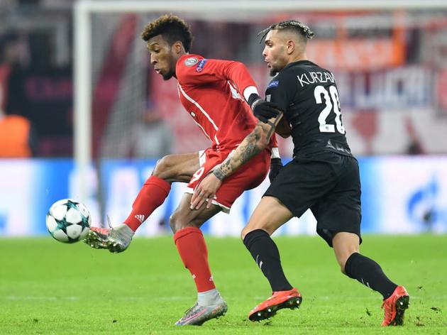 Le défenseur du Bayern Kingsley Coman (g) à la lutte avec celui du PSG Layvin Kurzawa en Ligue des champions, le 5 décembre 2017 à Munich [Christof STACHE / AFP/Archives]