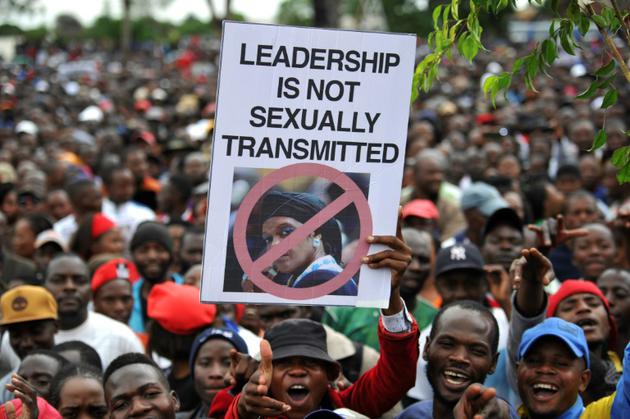 Des milliers de Zimbabwéens sont dans la rue le 18 novembre 2017 pour exiger le départ du président Robert Mugabe et de son épouse Grace [ZINYANGE AUNTONY / AFP]