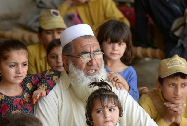 Gulzar Khan, 57 ans, entouré de ses 36 enfants, le 20 mai 2017 à Bannu, dans le nord-ouest du Pakistan [ABDUL MAJEED / AFP]